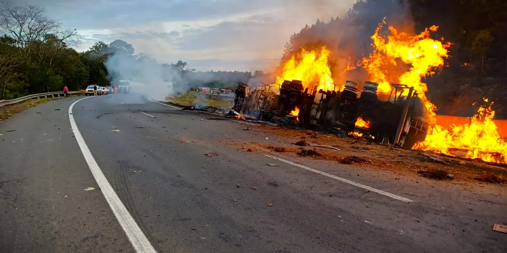 Veículo tombou no canteiro central da BR-376
