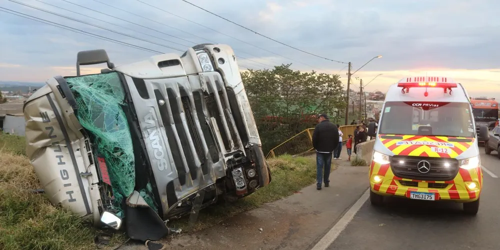 Caminhão ficou tombado após acidente
