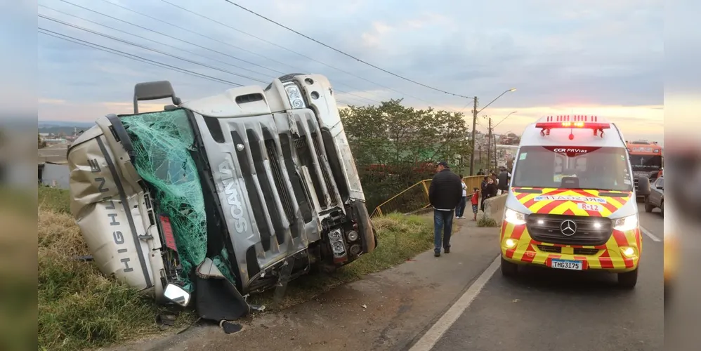 Caminhão ficou tombado após acidente