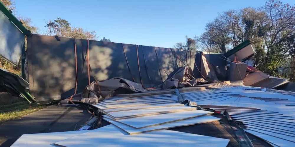 Caminhão ficou destruído após tombamento