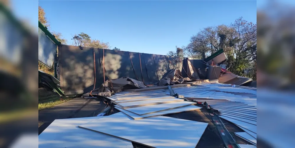 Caminhão ficou destruído após tombamento