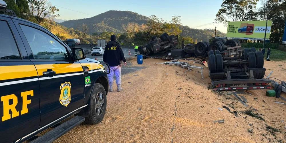 O caminhão e os dois semirreboques foram encontrados virados de cabeça para baixo