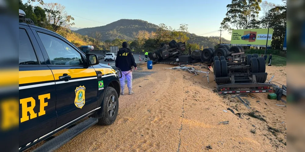 O caminhão e os dois semirreboques foram encontrados virados de cabeça para baixo