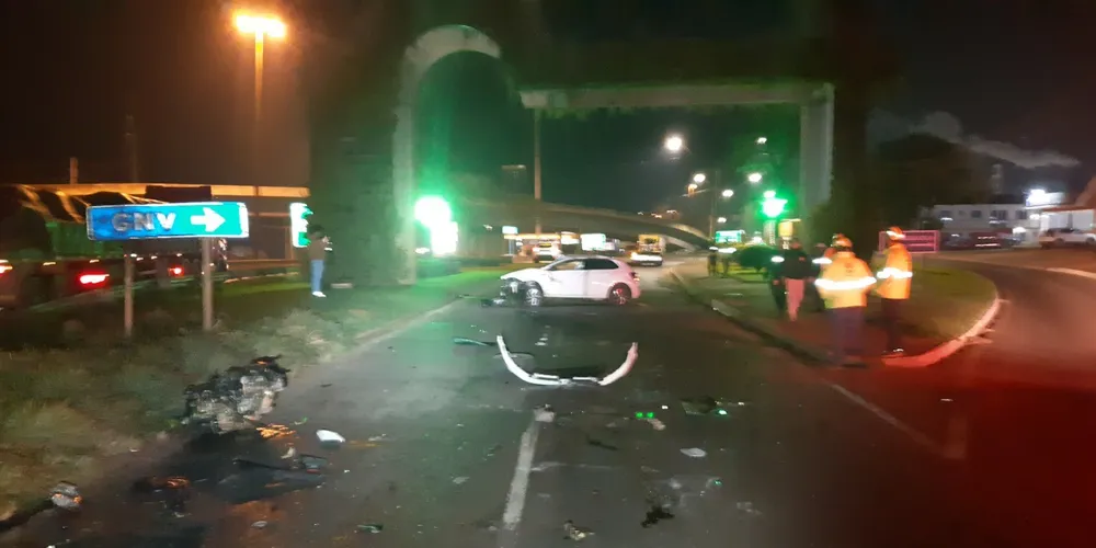 Após capotar por diversas vezes, veículo foi encontrado em ordem de marcha sobre a via.