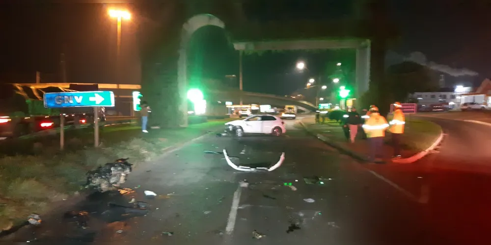 Após capotar por diversas vezes, veículo foi encontrado em ordem de marcha sobre a via.