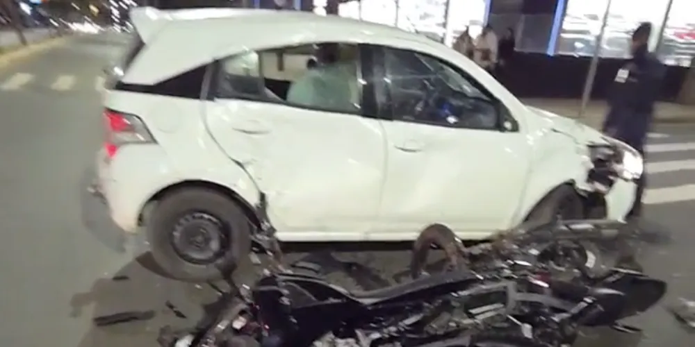 Acidente grave entre duas motos e carro deixa feridos