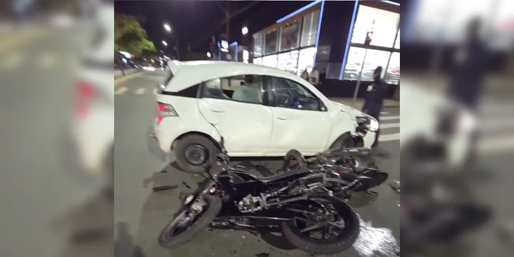 Acidente grave entre duas motos e carro deixa feridos