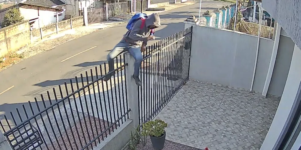 Homem é flagrado por câmera ao passar por cima de muro e supostamente adentrar residência vizinha