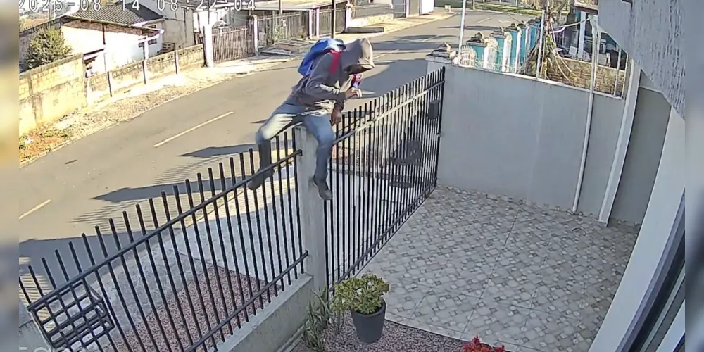 Homem é flagrado por câmera ao passar por cima de muro e supostamente adentrar residência vizinha