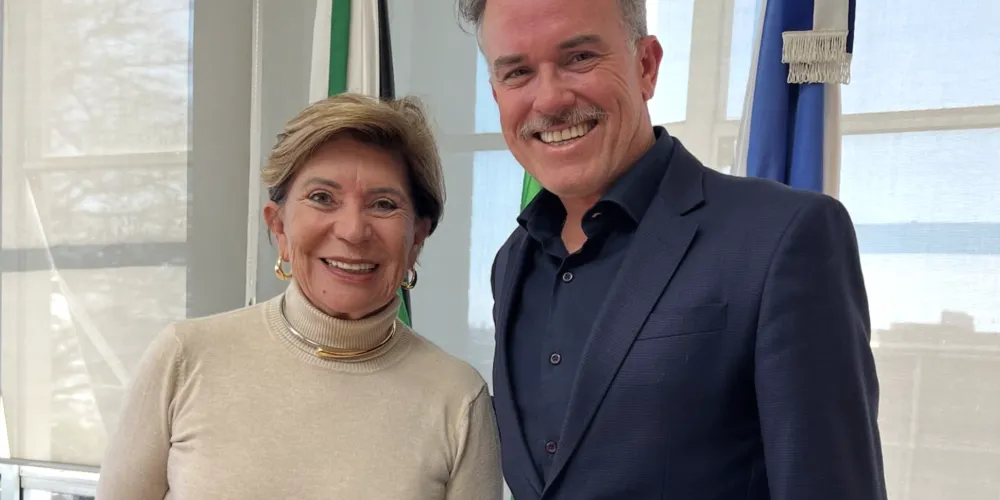 Prefeita Elizabeth Schmidt ao lado de Mac Solek, CEO da Mais Uma da Prime.