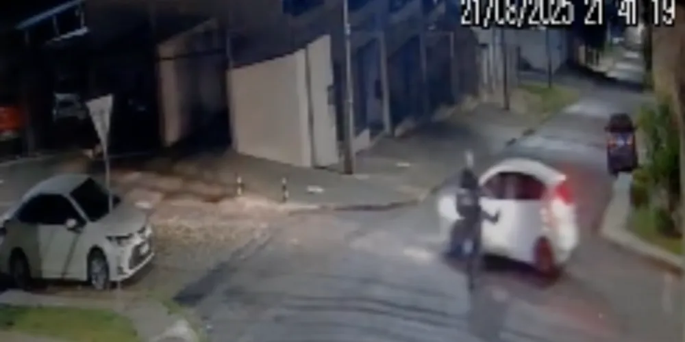 Colisão entre moto e carro é registrada no Jardim Carvalho, em Ponta Grossa.