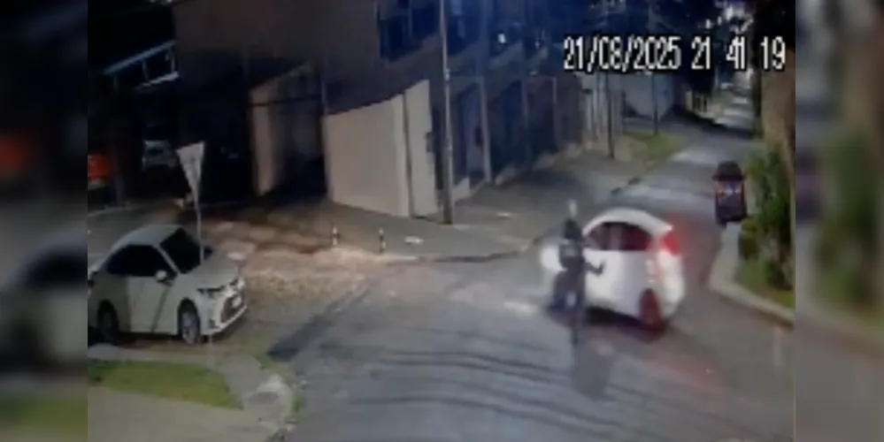 Colisão entre moto e carro é registrada no Jardim Carvalho, em Ponta Grossa.