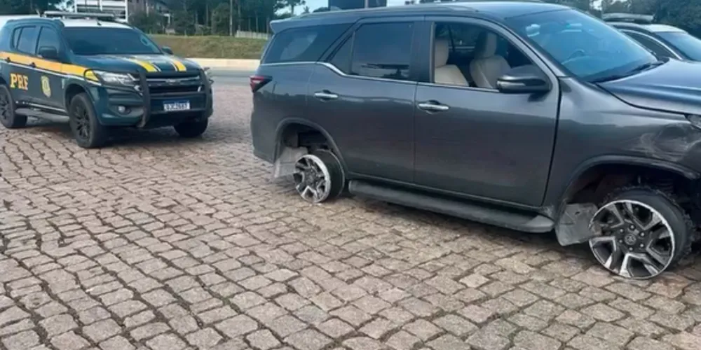 Veículo parou após os pneus estourarem