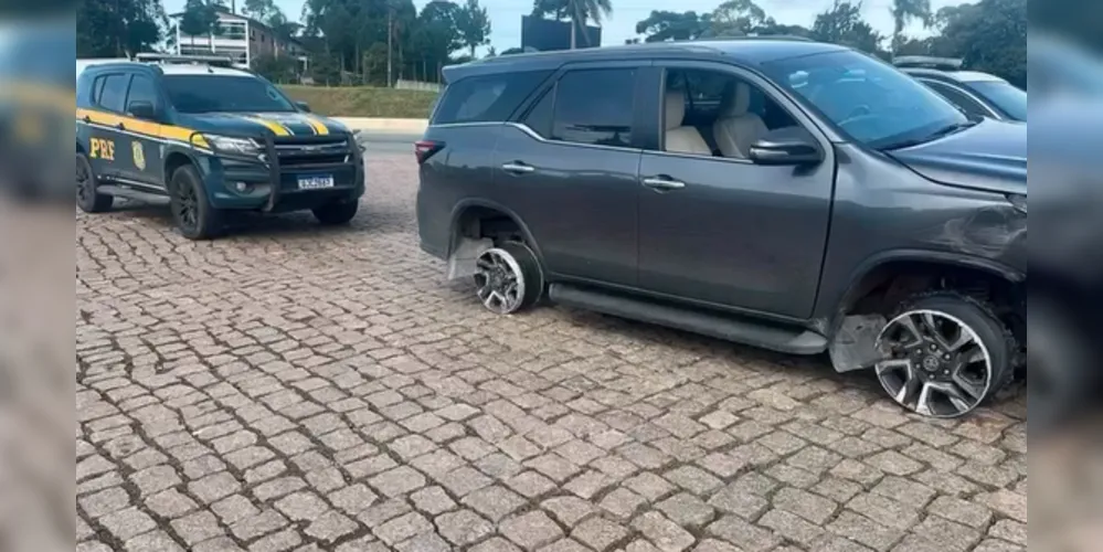 Veículo parou após os pneus estourarem