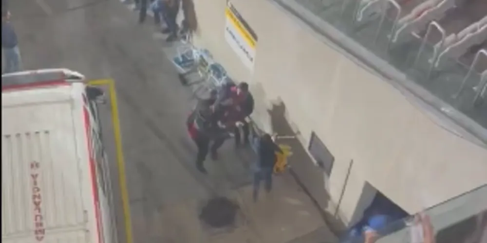 Captura de tela de vídeo a agressões a repórter paranaense