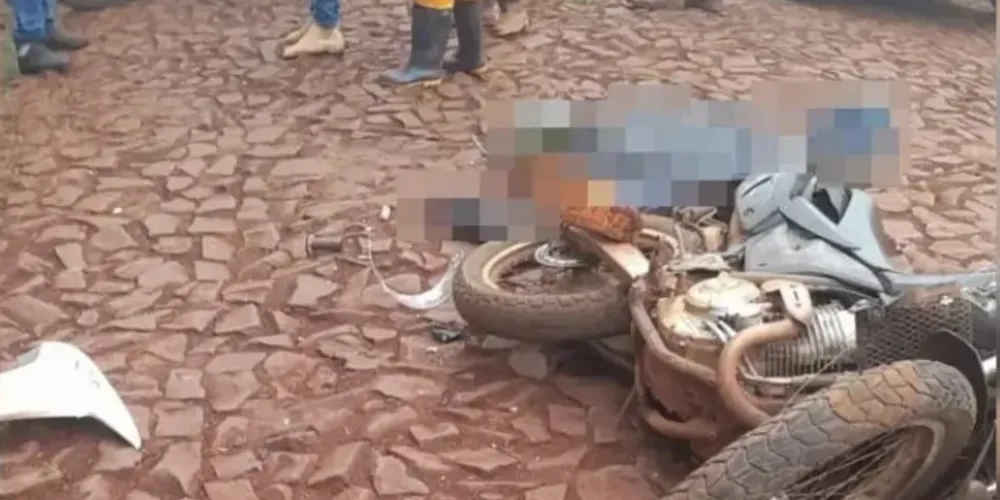 Imagem da motocicleta que colidiu com o trator