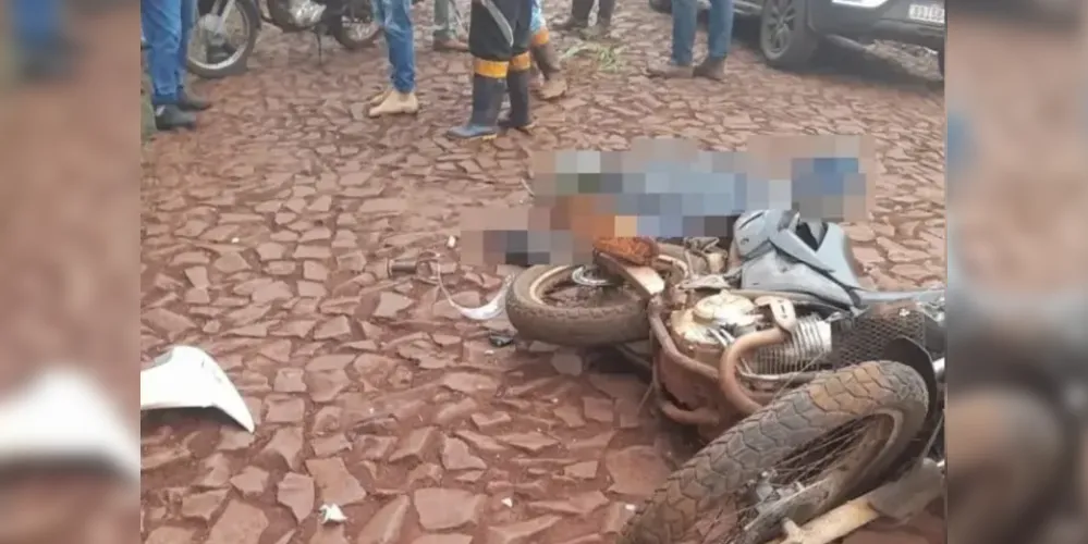Imagem da motocicleta que colidiu com o trator