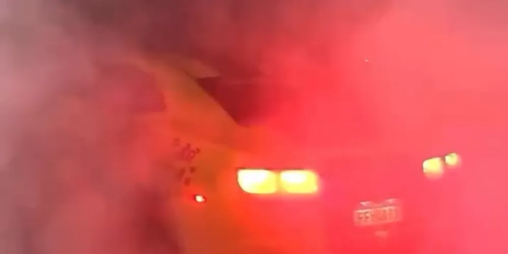 Carro aparece coberto de fumaça após patinar parado no asfalto