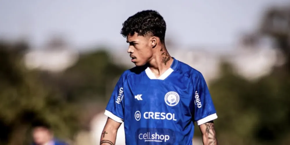 Kauã Gomes com a camisa do Foz do Iguaçu