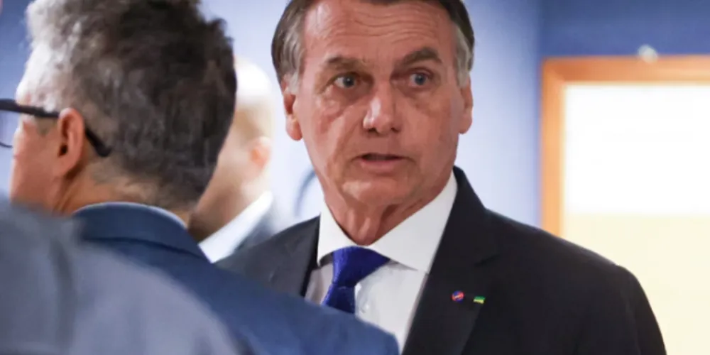 Bolsonaro nega que deixará o país e trabalha com hipótese de ser preso