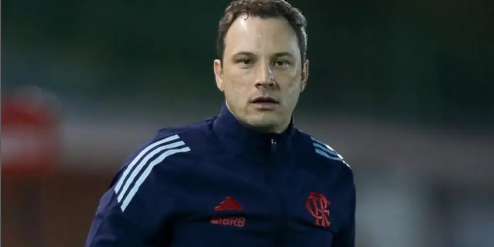 Bruno Pivetti treinando o Flamengo sub-20