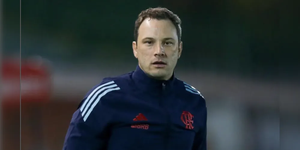 Bruno Pivetti treinando o Flamengo sub-20