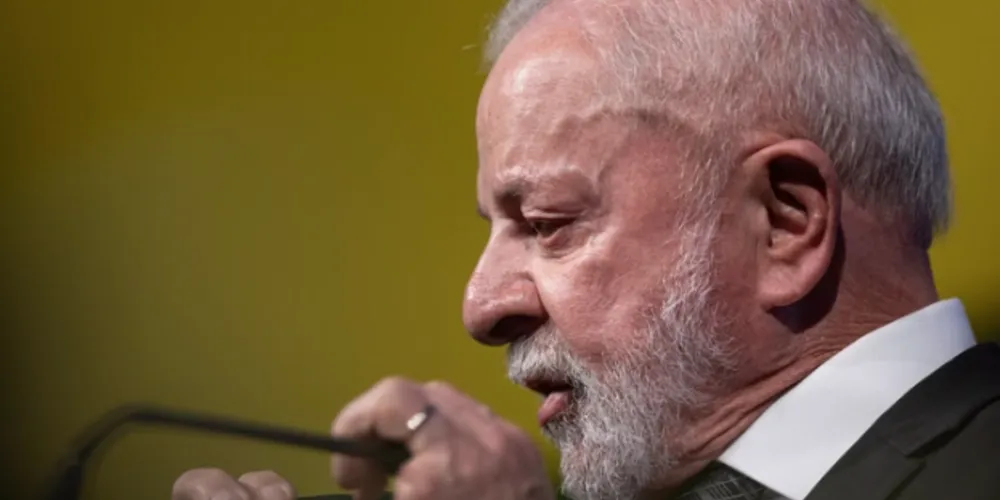 Lula chama Bolsonaro de 'fujão' e diz que ele 'se borrou todo'