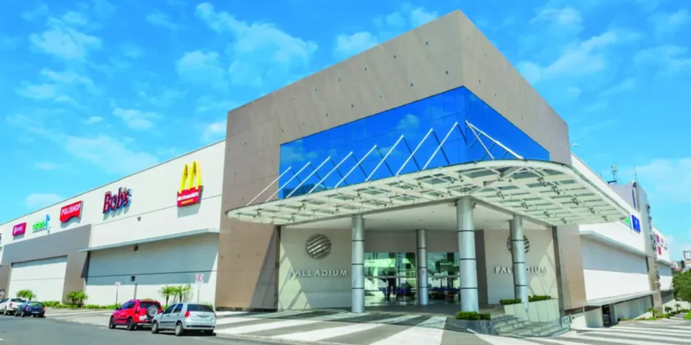 Lojas abrem em horário de domingo