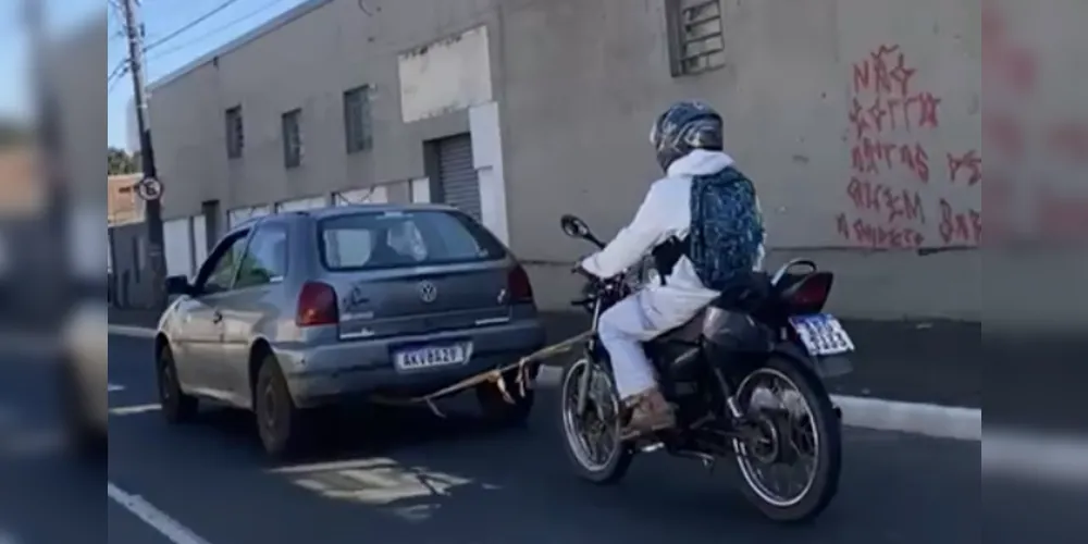 Vídeo flagrou a moto sendo rebocada por um carro em via rápida em Ponta Grossa