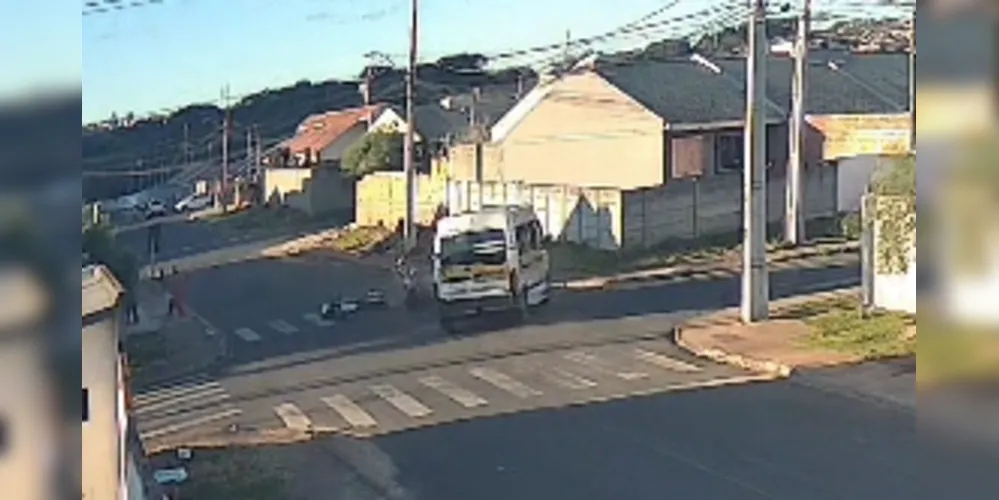 Van escolar atinge motociclista na região do 'Contorno'