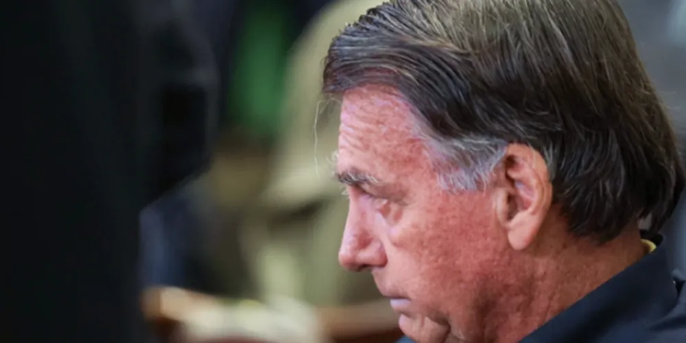 Impedido por tornozeleira, Bolsonaro acompanha ato por videochamada