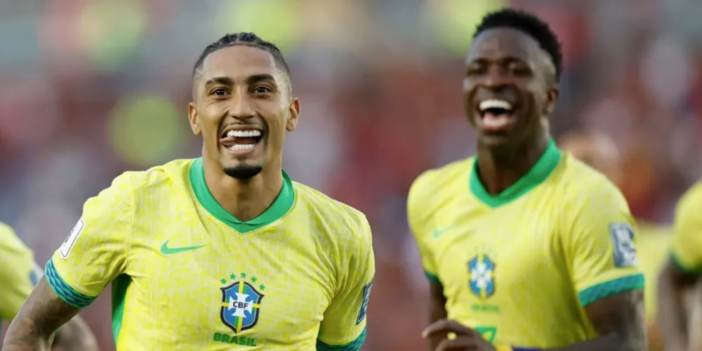 Raphinha e Vini Jr. em atuação pela Seleção Brasileira