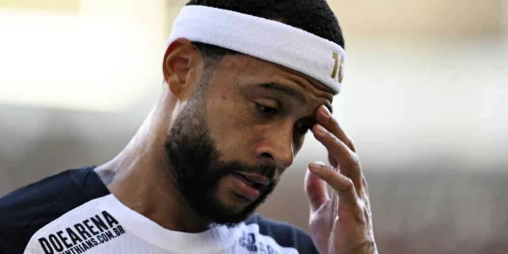 Memphis Depay em partida pelo Corinthians