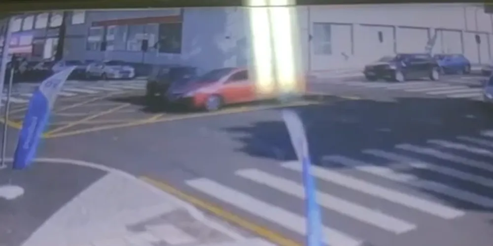 Câmera de segurança registra momento exato da batida entre dois carros no centro da cidade