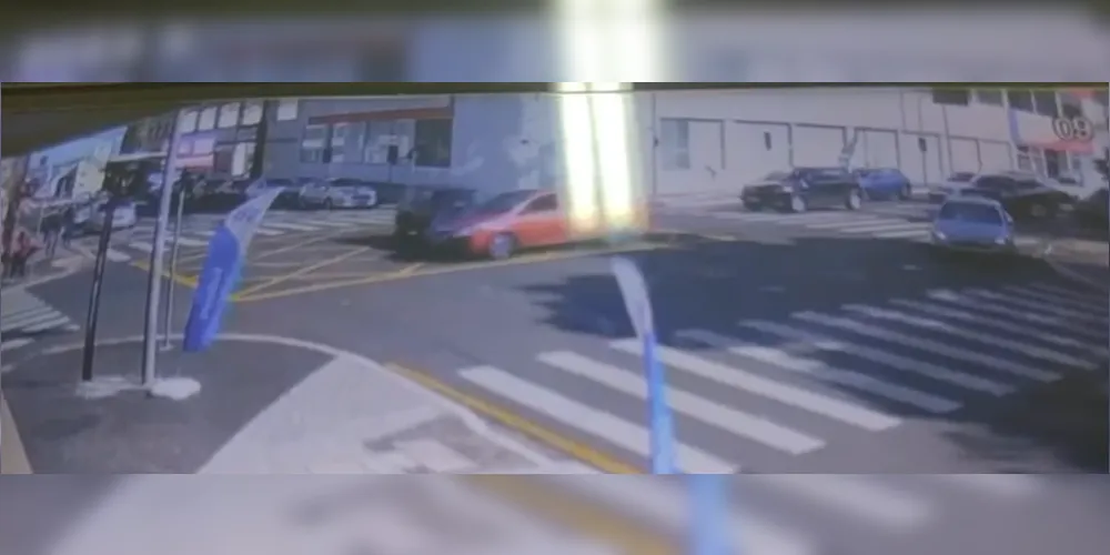 Câmera de segurança registra momento exato da batida entre dois carros no centro da cidade