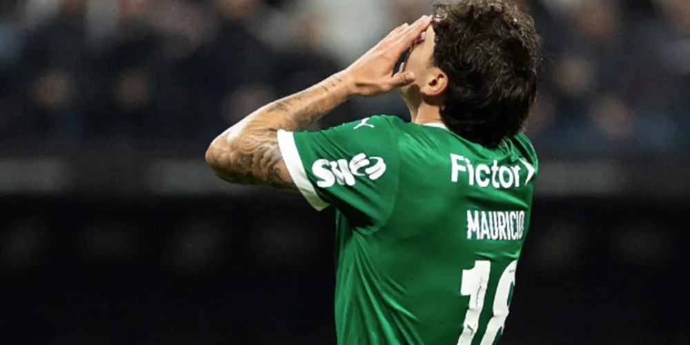 Meio-campo Maurício lamentando um lance