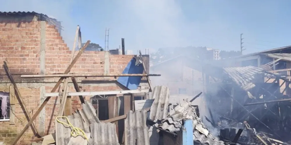 Fogo atingiu três residências na Rua Londrina, deixando duas delas completamente destruídas