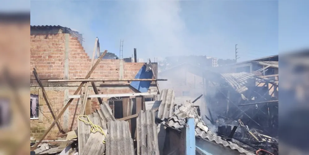 Fogo atingiu três residências na Rua Londrina, deixando duas delas completamente destruídas