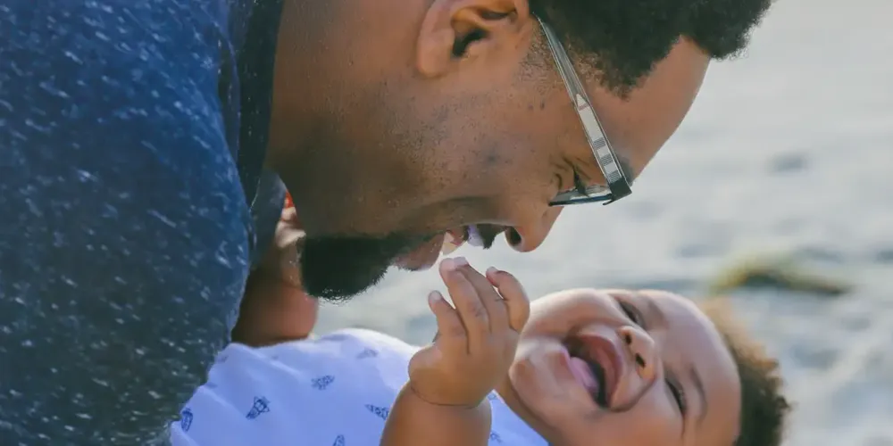 Atualmente, a licença para pais é de cinco dias consecutivos nos casos de nascimento de filho, adoção ou de guarda compartilhada