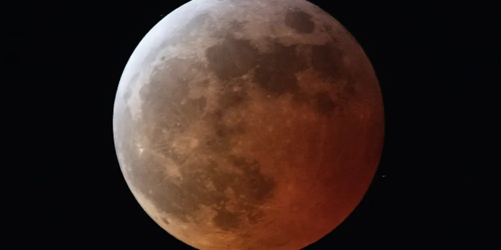 O fenômeno é similar ao que acontece durante o nascer e o pôr do sol, quando o céu adquire tons avermelhados