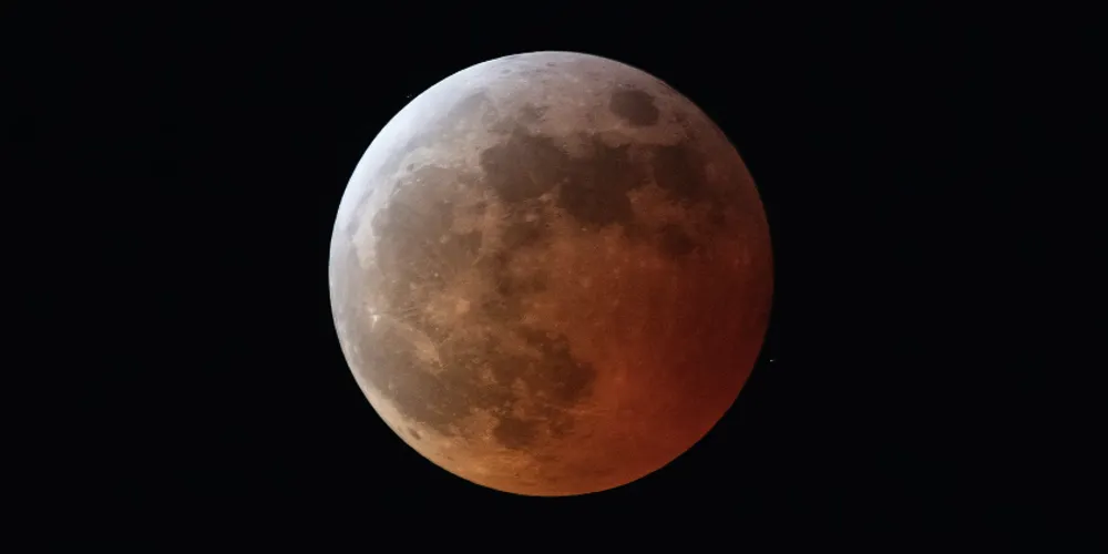 O fenômeno é similar ao que acontece durante o nascer e o pôr do sol, quando o céu adquire tons avermelhados