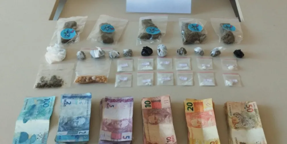 O dinheiro e as drogas foram encaminhados à 13⁠ª Subdivisão Policial