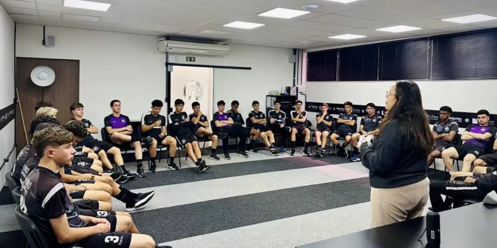 Foram discutidos temas como o respeito às mulheres, os diferentes tipos de violência, a importância da denúncia, entre outros