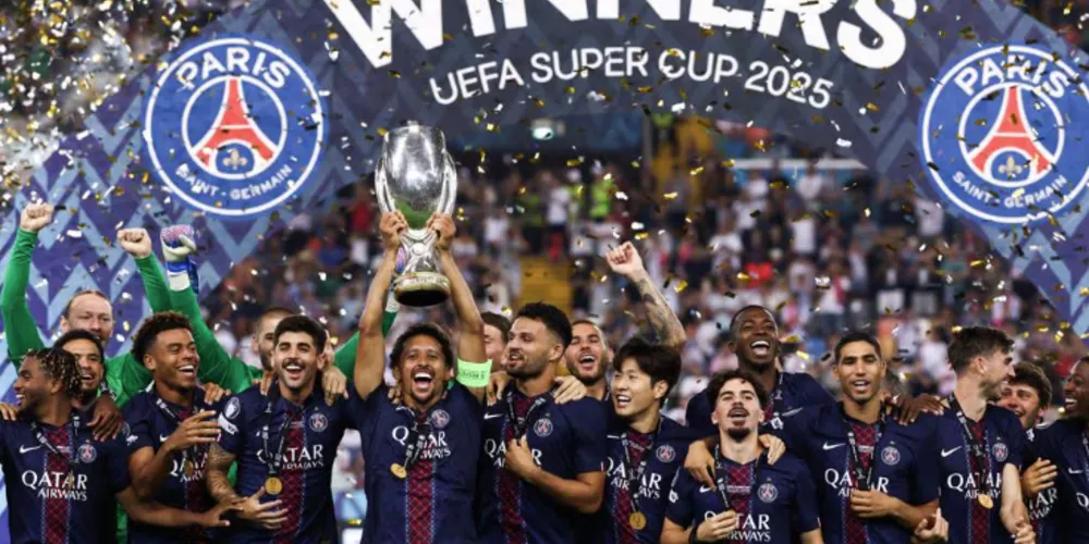 Brasileiro Marquinhos levantando a taça de campeão no PSG