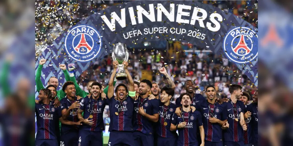 Brasileiro Marquinhos levantando a taça de campeão no PSG