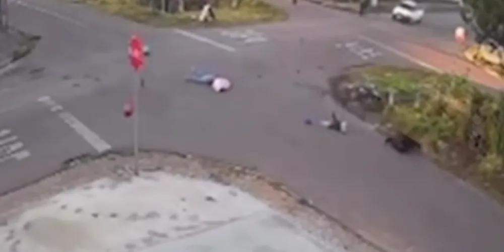 Pai, mãe e filho de 11 meses ficaram feridos no acidente de moto