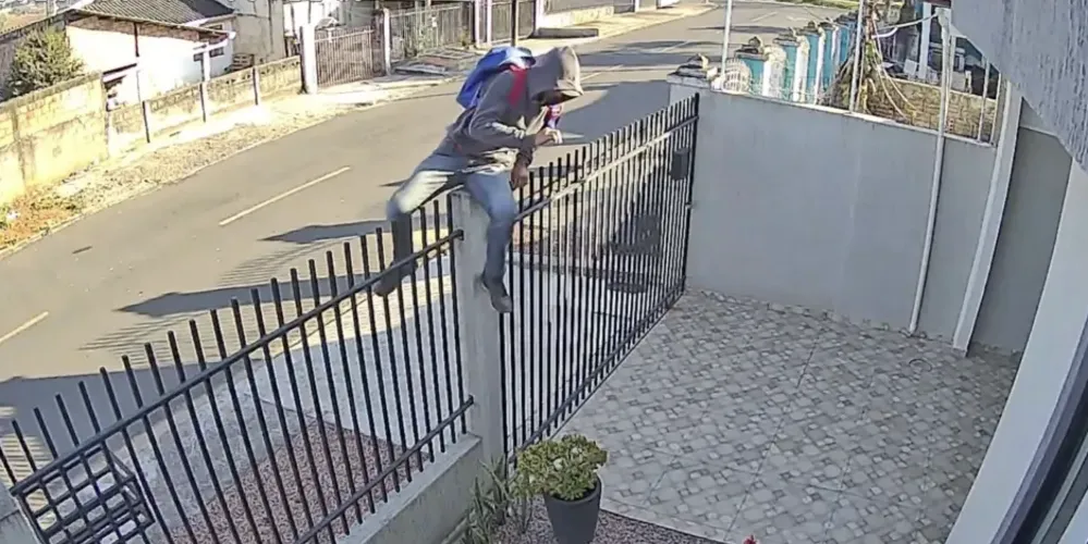Homem é flagrado por câmera ao passar por cima de muro e supostamente adentrar residência vizinha