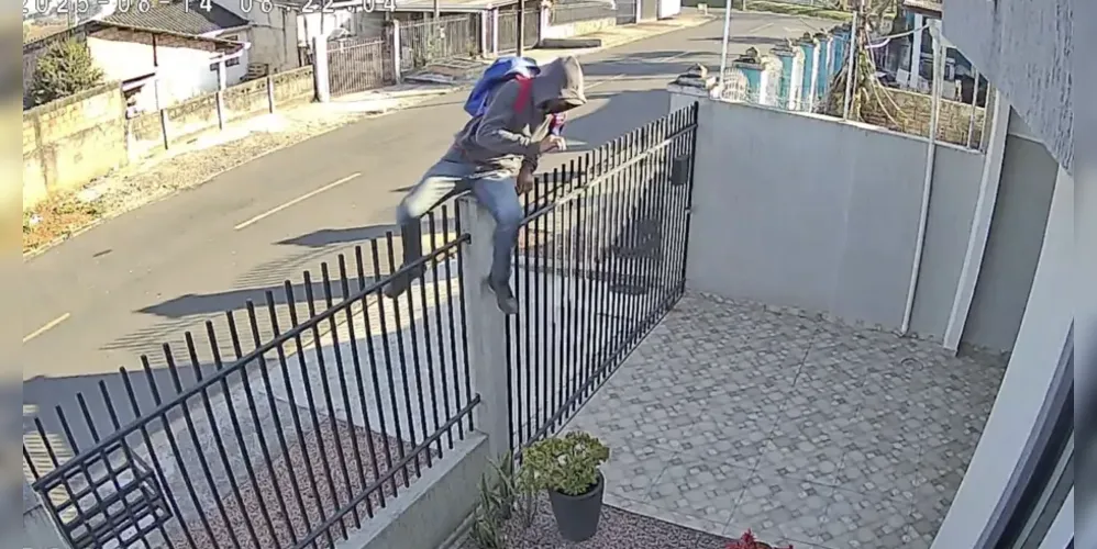 Homem é flagrado por câmera ao passar por cima de muro e supostamente adentrar residência vizinha