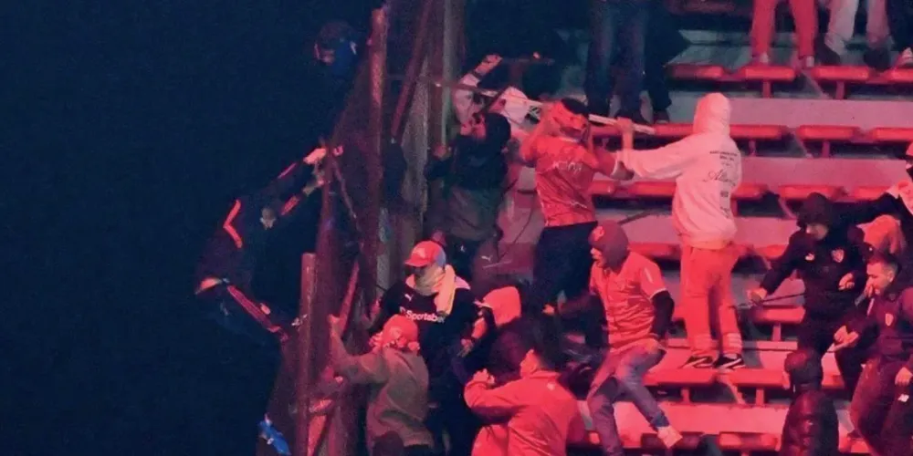 Torcedor pula de arquibancada para fugir de confusão durante partida na Argentina