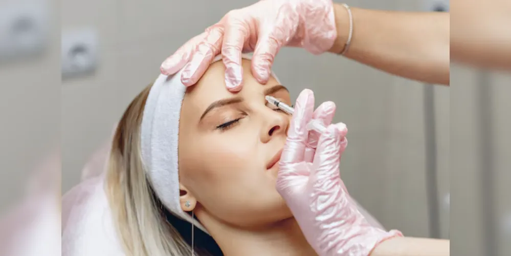 Toxina botulínica pode ser usada na prevenção de marcas de expressão e rugas.